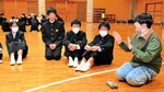 大学生活の様子など、生徒からの質問に答える学生（右）＝２０日、豊岡市出石町の出石中
