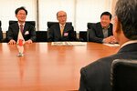 鳥取市役所を訪れ、深沢市長（手前）と面談する清州国際交流会の会員ら＝２０日、鳥取市役所