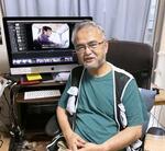 　上映する映画を編集中の土井敏邦さん＝３日、横浜市