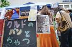　難民・移民イベントで設けられた在日クルド人らによる郷土料理販売所＝５月、東京都練馬区