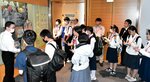北方領土問題の変遷やロシアとの交流について熱心にメモを取る中学生ら＝１日、北海道根室市の道立北方四島交流センター
