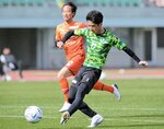 鳥取―愛媛ガイナーレは１本目、東條（手前）がゴール右に流し込んで２―０とした＝愛媛県松山市のニンジニアスタジアム