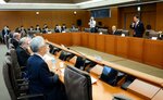平井知事（右端）と県内金融機関の代表者による協議＝４月３０日、鳥取市のとりぎん文化会館