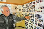 出井さんが発行した中集落新聞。集落の公民館に１年間に発行した新聞が貼られている＝鳥取市福部町中