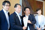 平井知事に要望書を手渡す広江会長（右から２人目）ら＝３０日、鳥取県庁