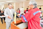 グランドチャンピオンに選ばれ、記念の盾を受け取る谷口代表