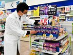 花粉対策の飲み薬などが陳列されている売り場＝１月２３日、鳥取市古海のドラッグストアエーススーパーモール鳥取店