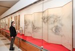 さまざまな龍の縁起物が並ぶ会場＝鳥取市覚寺の渡辺美術館