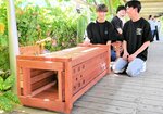 展望回廊に設置された手作りベンチ