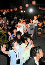 「ヒップポップさんこ節」を踊る参加者