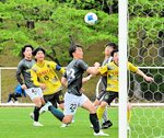 ディスパレート－キルシェン　ディスパレートは後半３８分にＭＦ北村（１５）がチーム４点目を決めてハットトリックを達成する＝ヤマタスポーツパーク多目的広場