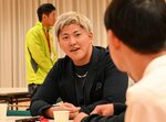 児童養護施設で暮らす子ども（手前）に仕事や体験してきたことを語る新居さん＝１１月１６日、倉吉市大平町