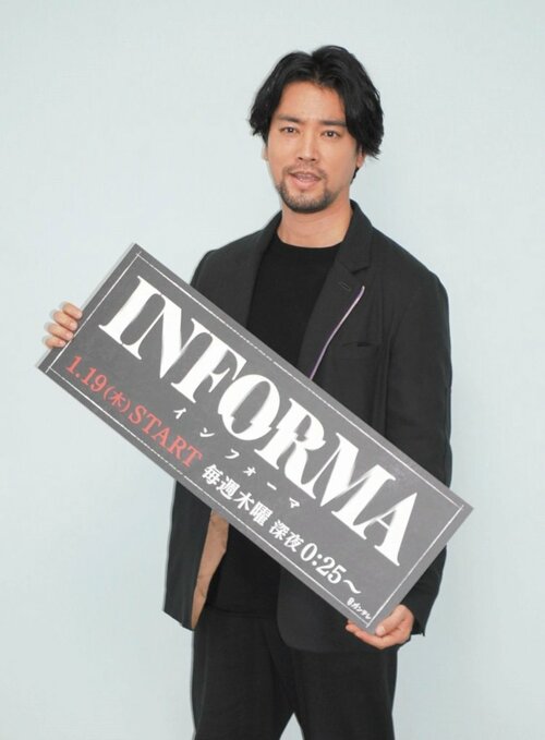 主演ドラマ題名を手に主人公に成り切ってポーズを取る桐谷健太＝大阪市北区のカンテレ
