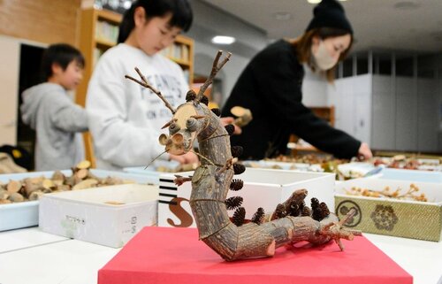 多彩な自然物パーツを組み合わせて干支にちなんだ竜を創作する参加者＝６日、若桜町※米の氷ノ山自然ふれあい館響の森