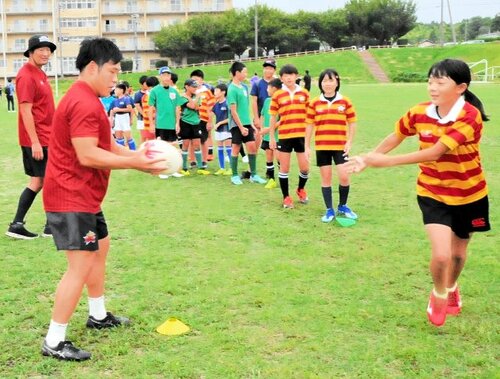 パスの出し方を教わる子どもたち
