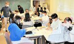 オリジナル新聞の制作に取り組む学生ら