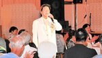 春日八郎メロディーなどを熱唱する西村さん