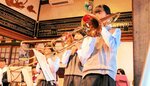 息の合った演奏を披露する児童たち