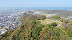 鳥取平野や鳥取砂丘、日本海を見下ろす久松山山頂の鳥取城本丸跡＝１９日、鳥取市