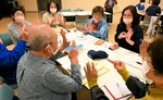 手話を練習する久松手話サークルの参加者ら＝５日、鳥取市富安２丁目のさわやか会館