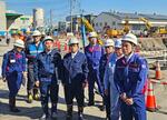 　埼玉県八潮市の道路陥没事故現場を視察する中野国交相（右端）と石井啓一氏（左から４人目）＝２月１５日（石井啓一事務所提供）