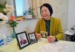 　父佐藤勇蔵さんについて語る黒川安子さん＝２月、東京都杉並区