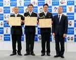 　警察庁から特別防犯支援官を委嘱された（左から）俳優の的場浩司さん、船越英一郎さん、山田純大さん＝９日午前、警察庁