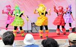 ステージでパフォーマンスを披露する「ももいろクロおばあＺ」のメンバー＝９月２４日、新温泉町丹土の県立但馬牧場公園