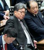 　衆院本会議に出席した萩生田光一氏（中央）＝３日午後