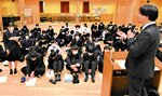 生徒の質問に答える井上局長（右）＝６日、鳥取市東町２丁目の鳥取西高