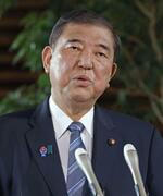　江藤拓農相の更迭に関し、記者団の取材に応じる石破首相＝２１日、首相官邸