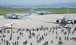 航空機の地上展示や飛行展示を見ようと集まった航空ファン＝２６日、境港市小篠津町の航空自衛隊美保基地