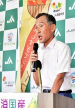 和牛子牛の価格低迷対策など今後の取り組みについて説明する栗原会長＝３０日、日吉津村日吉津のふれあい村アスパル