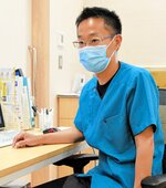 片頭痛について説明するよなご脳神経クリニックの門脇院長＝米子市東福原６丁目