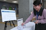設置された募金箱に義援金を入れる職員＝３日、鳥取県庁