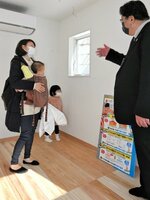 コンテナハウスに入り、説明を受けながら温度差を体感する来場者＝２９日、米子コンベンションセンター駐車場