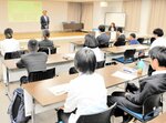 旅館関係者から業務内容や心構えなどを学ぶ参加者ら＝豊岡市役所城崎庁舎