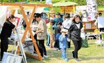 家族連れでにぎわう会場＝３日、鳥取市東町２丁目の久松公園