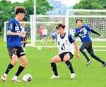 チームの大黒柱として攻守で献身的なプレーを見せる普光院（中央）＝オールガイナーレＹＡＪＩＮフィールド
