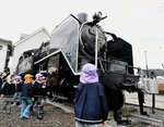 修復作業を終えて往年の雄姿を取り戻した蒸気機関車「Ｃ１１－７５」＝２３日、鳥取県倉吉市明治町２丁目