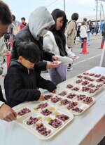 ゆでたてどうぞ！　ゆで上がったホタルイカは小分けにされて無料試食コーナーに並んだ