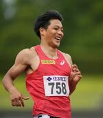 男子１００㍍　この日の２レース目でゴールし、笑顔を見せる山縣亮太＝ヤマタスポーツパーク陸上競技場