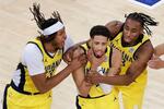 　ニックスとの東カンファレンス決勝第１戦で、得点を喜ぶペーサーズのハリバートン（中央）ら＝ニューヨーク（ＡＰ＝共同）