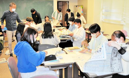 オリジナル新聞の制作に取り組む学生ら