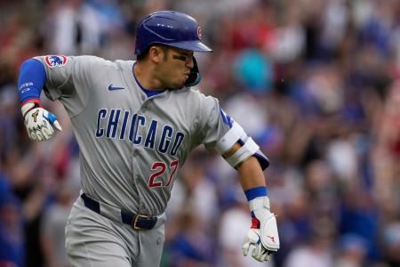 　レッズ戦の八回、勝ち越しの１４号３ランを放って雄たけびを上げるカブスの鈴木誠也＝２５日、シンシナティ（ＡＰ＝共同）