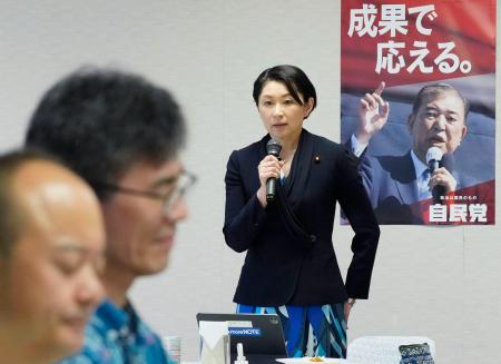 　自民党の沖縄振興調査会の会合で発言する小渕優子会長＝８日午後、東京・永田町の党本部