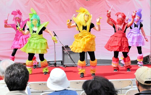 ステージでパフォーマンスを披露する「ももいろクロおばあＺ」のメンバー＝９月２４日、新温泉町丹土の県立但馬牧場公園