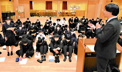 生徒の質問に答える井上局長（右）＝６日、鳥取市東町２丁目の鳥取西高