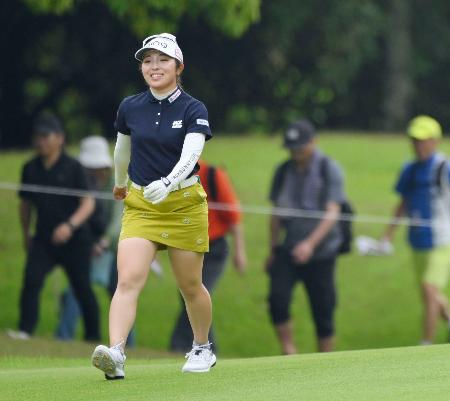 　第２日、通算１１アンダーで首位の佐久間朱莉＝中京ＧＣ石野