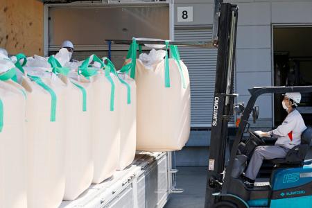 　アイリスオーヤマの精米工場に到着した備蓄米＝２９日午前、宮城県亘理町